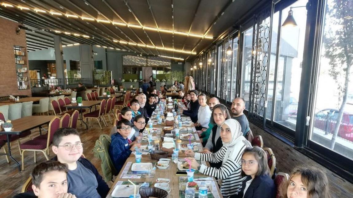 ÖĞRENCİLERİMİZ MEVA KAFE RESTORANTDA ÖĞLE YEMEĞİNDE BULUŞTULAR